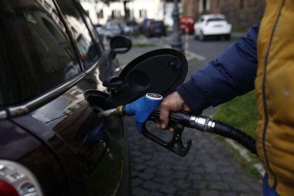 Benzina, prezzi in calo: sotto 1,7 euro dopo un anno