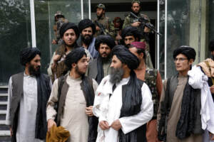 Afghanistan, l’annuncio dei talebani: “Scambiati prigionieri con Usa”