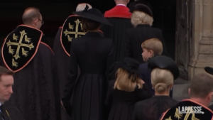 Regina Elisabetta, l’arrivo ai funerali dei principini