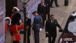 Regina Elisabetta, l’arrivo della famiglia reale a Westminster ai funerali