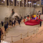 Regina Elisabetta, ultimi omaggi prima della chiusura della camera ardente