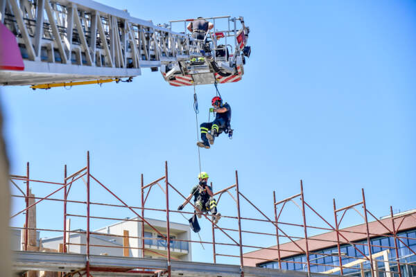 Milano, crollo armatura della soletta di un edificio in costruzione: diversi operai feriti