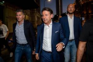 Elezioni, Giuseppe Conte in visita al Mercato Centrale di Milano