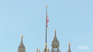 Gran Bretagna, la bandiera viene alzata a Downing Street dopo il lutto