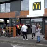 Ucraina, riaprono i McDonald’s: clienti e rider nelle paninerie a Kiev