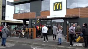 Ucraina, riaprono i McDonald’s: clienti e rider nelle paninerie a Kiev