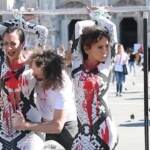 Attivisti Peta ‘scuoiati come serpenti’ in Piazza Duomo