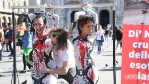 Attivisti Peta ‘scuoiati come serpenti’ in Piazza Duomo