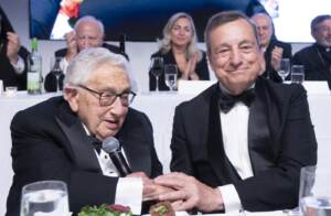 Usa, Draghi premiato a New York: “No ambiguità su autocrazie”