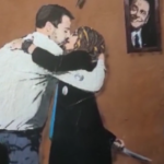 In un murales il bacio (con coltello) di Salvini e Meloni