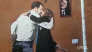 In un murales il bacio (con coltello) di Salvini e Meloni