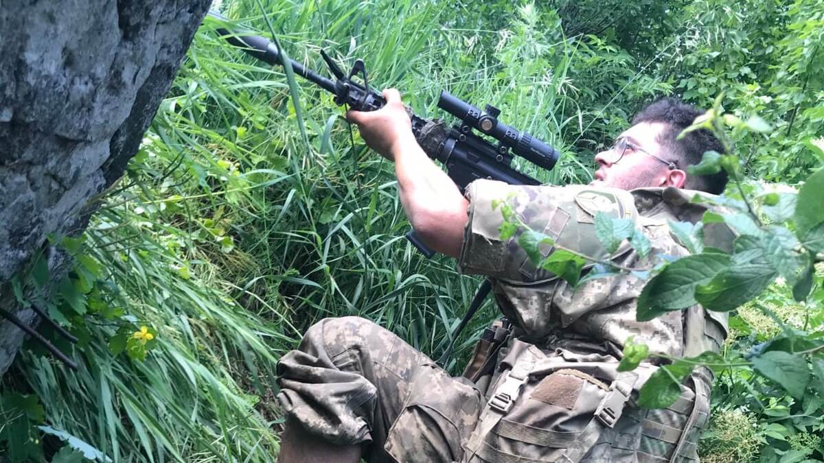Ucraina, morto foreign fighter italiano. La madre: “Si sentiva al posto giusto” Ucraina, morto foreign fighter italiano. La madre: “Si sentiva al posto giusto”