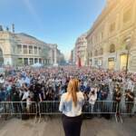 Elezioni, Meloni contestata a Palermo: tensioni tra manifestanti e polizia