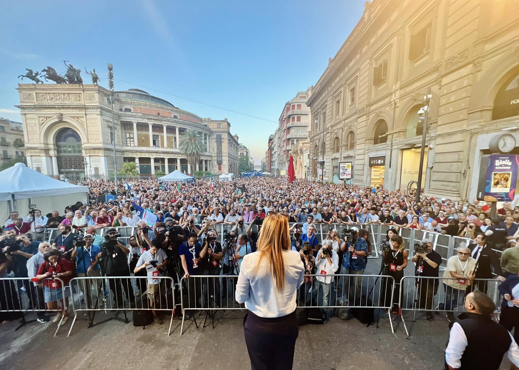 Elezioni, Meloni contestata a Palermo: tensioni tra manifestanti e polizia