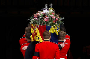 Regina Elisabetta, l’arrivo a Windsor poi la sepoltura: l’addio del mondo