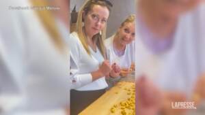 Giorgia Meloni ‘sfoglina’ a Bologna: impara a fare i tortellini