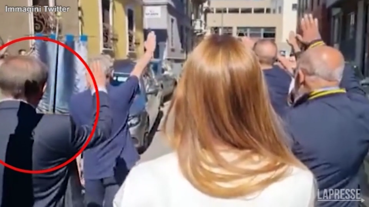 Milano: in un video l’assessore La Russa fa saluto romano. Lui: “Era rito militare”