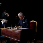 Crozza è Carlo III, il neo incoronato alle prese con le “reali” difficoltà della vita quotidiana