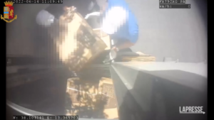 Palermo, il video della rapina a un furgone di sigarette