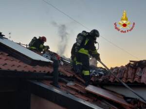Venezia, palazzo in fiamme: evacuati residenti