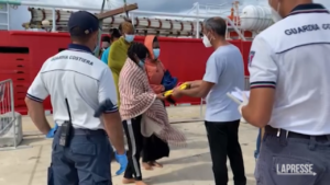 Migranti, a Messina lo sbarco di oltre 400 persone