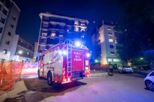 Milano, incendio in appartamento: 4 operai feriti e 50 evacuati