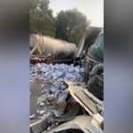 Florida, camion si ribalta: la strada ricoperta di lattina di birra