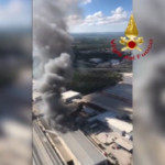 Bari, incendio nella zona industriale: nube di fumo sulla città