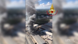 Bari, incendio nella zona industriale: nube di fumo sulla città