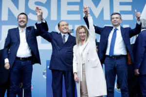 Elezioni, centrodestra in piazza del Popolo: i leader uniti sul palco