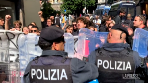 Elezioni, Giorgia Meloni contestata a Napoli