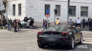 Milano, incidente stradale tra Ferrari e polizia locale