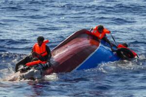 Migranti, nel Mediterraneo si rovescia barcone con 40 a bordo durante il salvataggio
