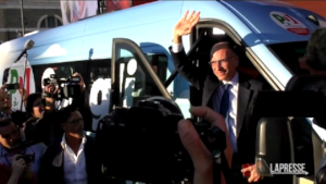Elezioni, Letta sul bus elettrico arriva in piazza del Popolo ma è mezza vuota