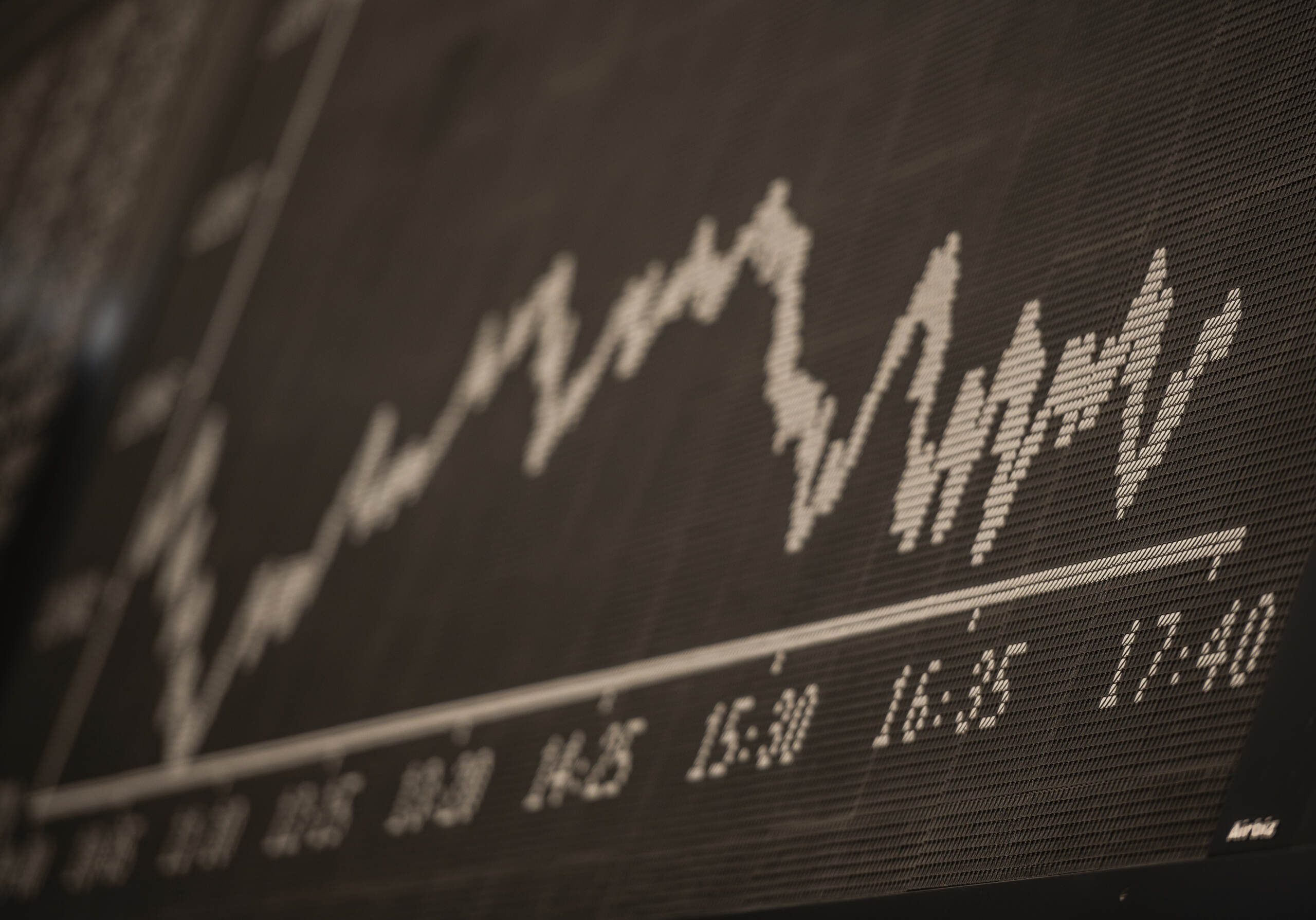 Borsa, Piazza Affari chiude in profondo rosso: -3,3%