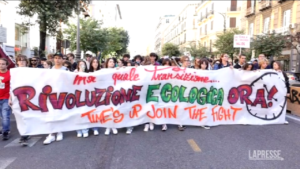 Napoli, i ragazzi di Fridays for Future manifestano per le vie del centro