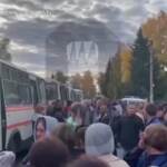 Russia, i riservisti salutano le loro famiglie