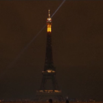 Parigi, la Tour Eiffel spegne le sue luci per risparmiare energia