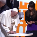 Il Papa firma il patto coi giovani per ‘Economia di Francesco’