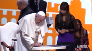 Il Papa firma il patto coi giovani per ‘Economia di Francesco’