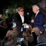 Usa, Elton John in lacrime alla Casa Bianca. Biden: “La sua musica ha cambiato le nostre vite”