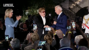 Usa, Elton John in lacrime alla Casa Bianca. Biden: “La sua musica ha cambiato le nostre vite”