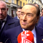 Elezioni, Berlusconi vota a Milano: “Mai vista tanta fila”