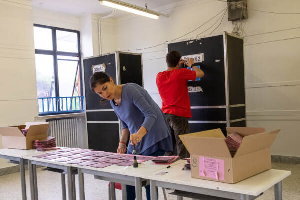Roma, preparazione seggi elettorali per le elezioni di domenica