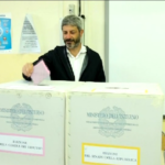 Elezioni, il presidente della Camera Fico a Napoli al seggio