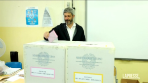 Elezioni, il presidente della Camera Fico a Napoli al seggio