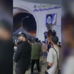 Iran, proseguono le proteste: strappati i poster di Khamenei