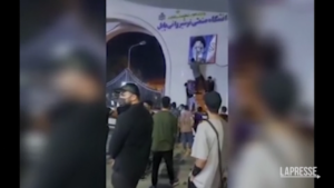 Iran, proseguono le proteste: strappati i poster di Khamenei