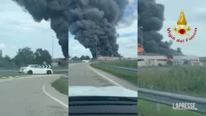 Venezia, incendio Bottecchia: i vigili del fuoco al lavoro per contenere le fiamme