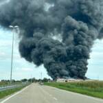 Venezia, a fuoco fabbrica biciclette Bottecchia. Sindaco: “Andate a casa”